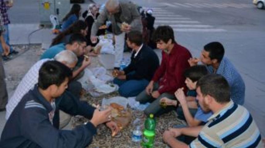Mısır Halkına Destek I&ccedil;in Iftar &Ouml;ncesi Toplandılar