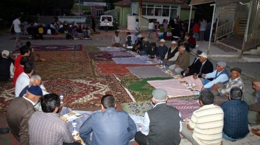 Cami Avlusunda İftar Yemeği D&uuml;zenlendi