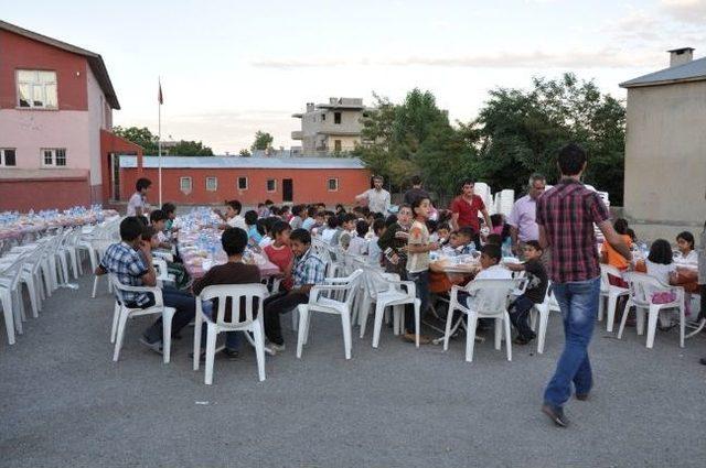 Tatvan Kaymakamlığı’ndan Çocuklara İftar Programı