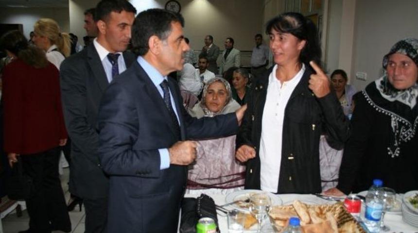 Kars Valisi Şehit Ve Gazi Aileleriyle İftar Yemeğinde Buluştu