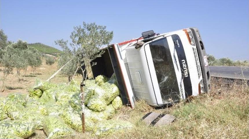 Torbalı'da Sebze Y&uuml;kl&uuml; Kamyonet Devrildi