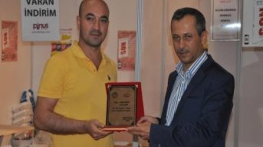 Kitap Firmaları Temsilcilerine Plaket Verildi