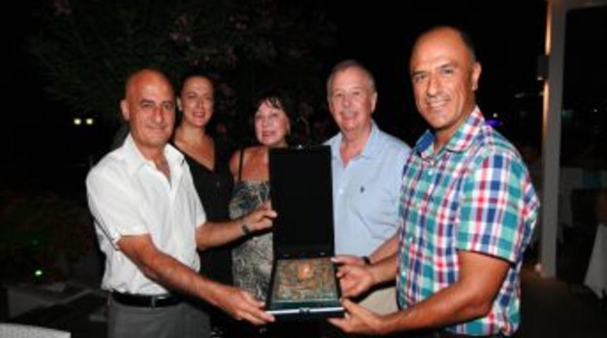 20 Yıldır Tatilini Side'de Yapan Başkonsolos Sestak'a Plaket