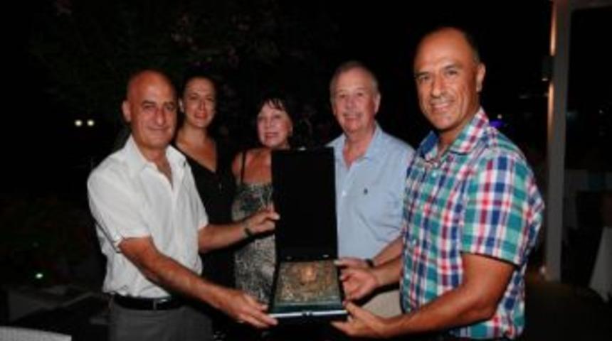 Side Dostu Başkonsolos Jozef Sestak&rsquo;a Plaket