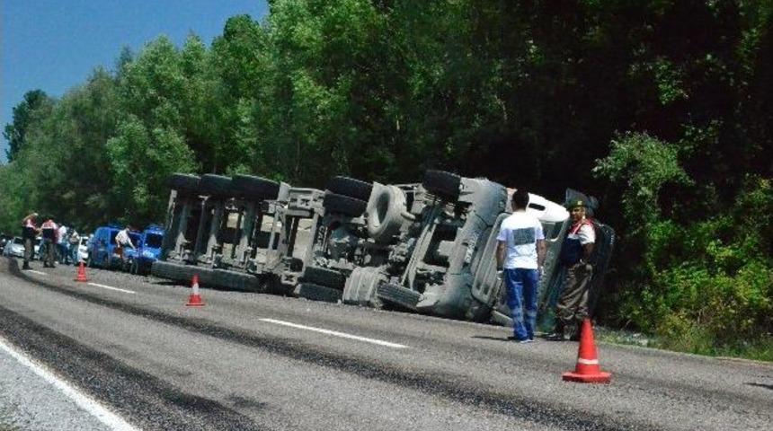 TIR devrildi: 1 &ouml;l&uuml;