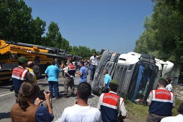 TIR devrildi: 1 ölü