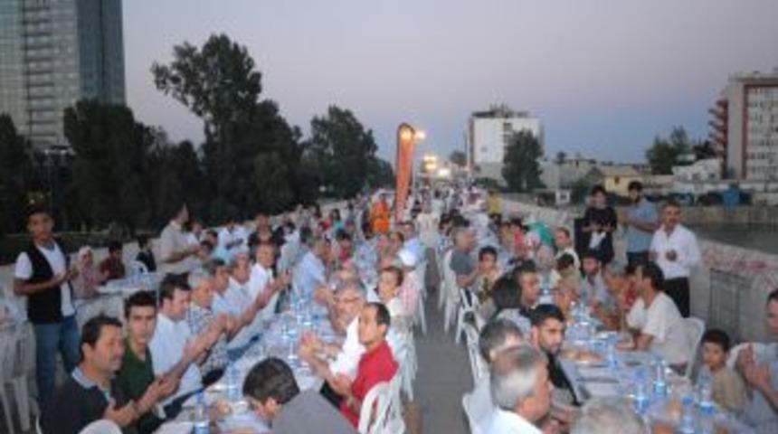 Tarihi Taşk&ouml;pr&uuml;&rsquo;de Iftar