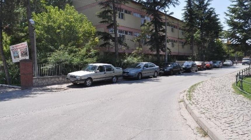 Kaldırımlar Otopark Oldu