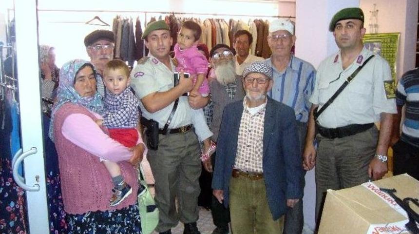 Gediz'de Jandarmadan Muhta&ccedil; Vatandaşlara Giyim Yardımı
