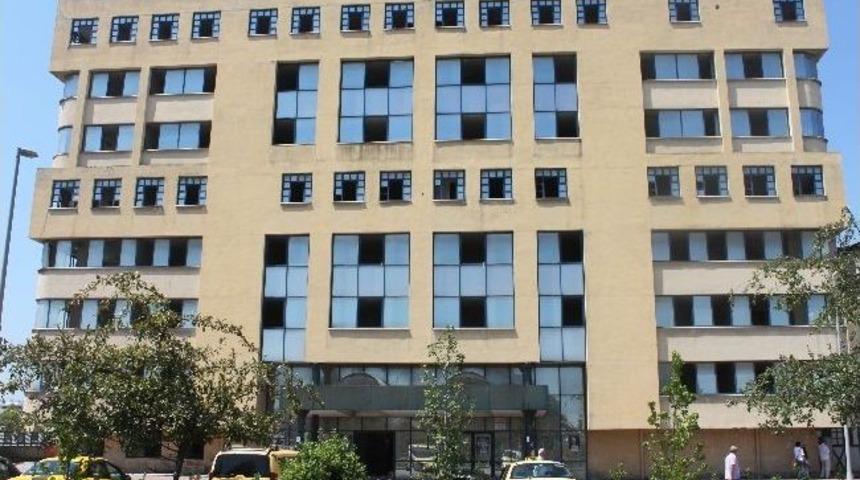 Yamuk Olan Sedaş Binasının Yıkımına Başlandı