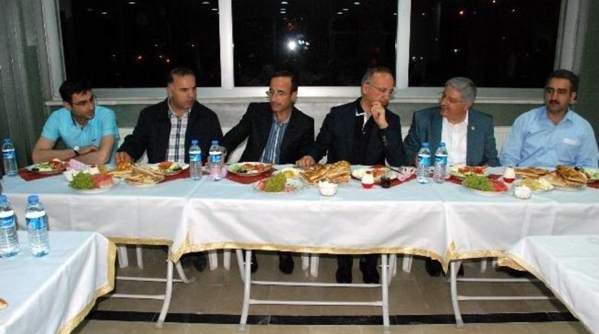 Bitlis'in B&uuml;rokratları Sahurda Buluştu