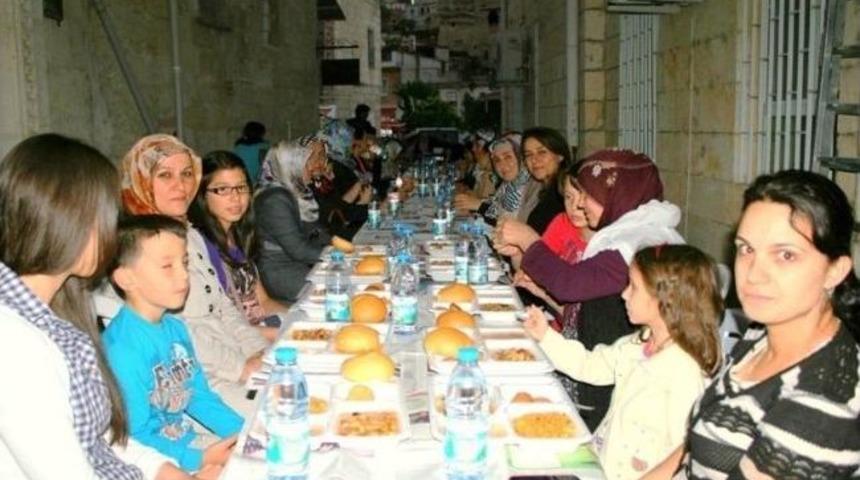 Ak Parti Kadın Kolları Y&ouml;neticileri, G&ouml;reme&rsquo;de Vatandaşlarla İftar Yaptı