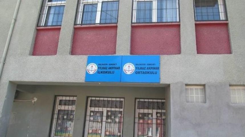 Edremit&rsquo;te Okulun Camlarını Kırdılar