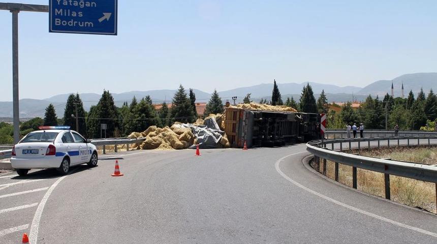 Yatağan'da Saman Y&uuml;kl&uuml; Kamyon Devrildi