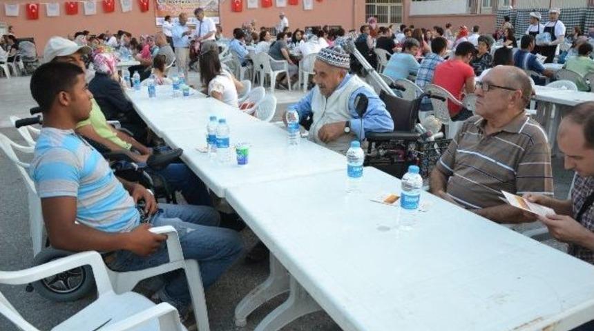 Manisa Valisi Savaş Engelliler İle İftarda Buluştu