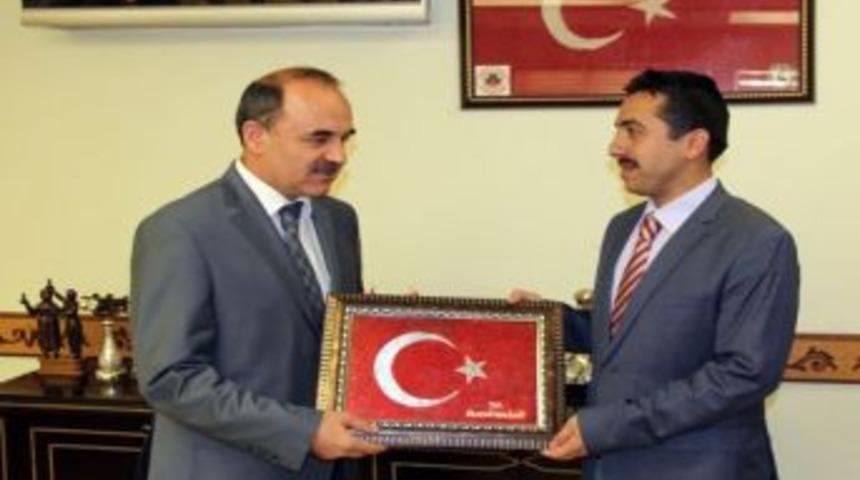 Kur'an-ı Kerim Okuma Yarışmasında Dereceye Girene Vali Erol'dan &Ouml;d&uuml;l