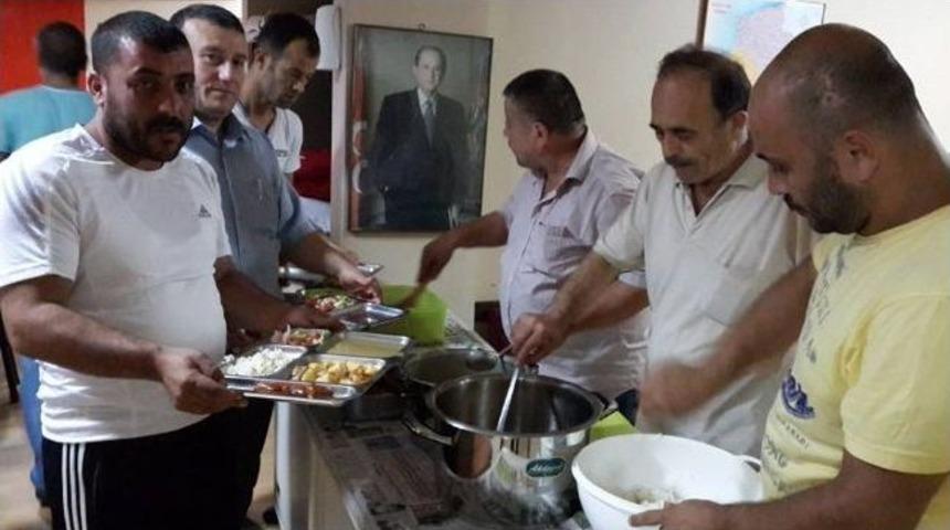 Mhp&rsquo;liler Ereğli&rsquo;de Parti Binasında İftar A&ccedil;ıyor