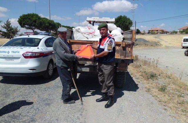 Jandarma, Traktör Sürücülerine Ceza Yerine Reflektör Verdi