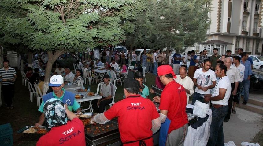 İftar &Ccedil;adırları &Uuml;niversite &Ouml;ğrencilerinden Yoğun Ilgi G&ouml;r&uuml;yor