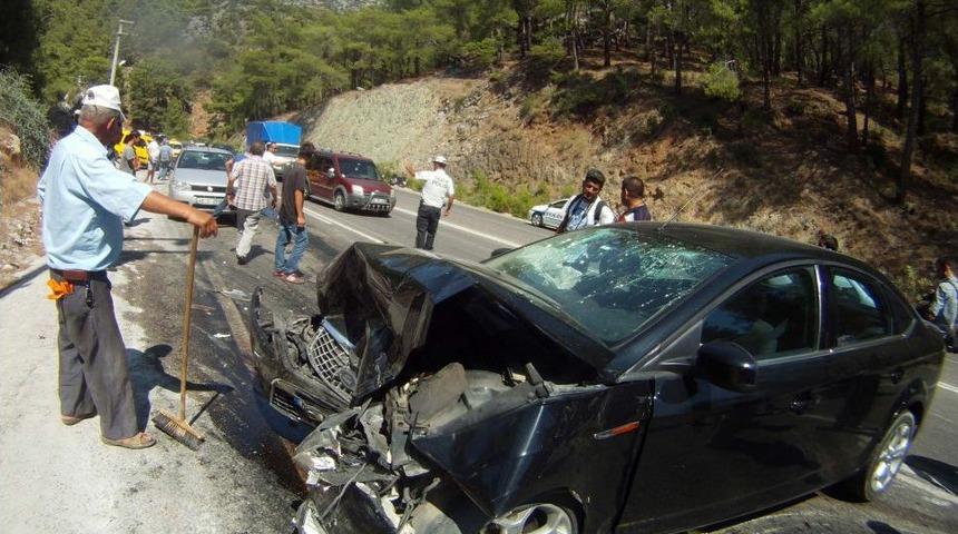 &Ouml;l&uuml;deniz Yolunda Zincirleme Trafik Kazası: 1'i İngiliz 4 Yaralı