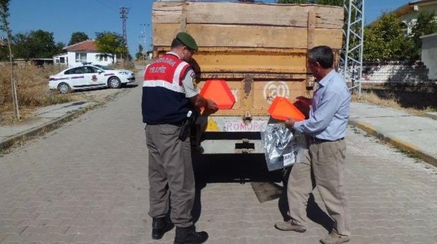 Yozgat Jandarma Trafik Ekipleri Trakt&ouml;r S&uuml;r&uuml;c&uuml;lerine Reflekt&ouml;r Dağıttı
