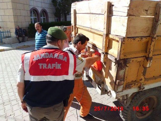 Yozgat Jandarma Trafik Ekipleri Traktör Sürücülerine Reflektör Dağıttı