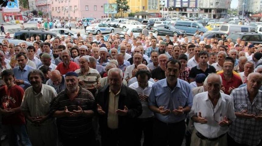 Rize'de, Mısır&rsquo;daki Katliamda &Ouml;lenler İ&ccedil;in Gıyabi Cenaze Namazı Kılındı
