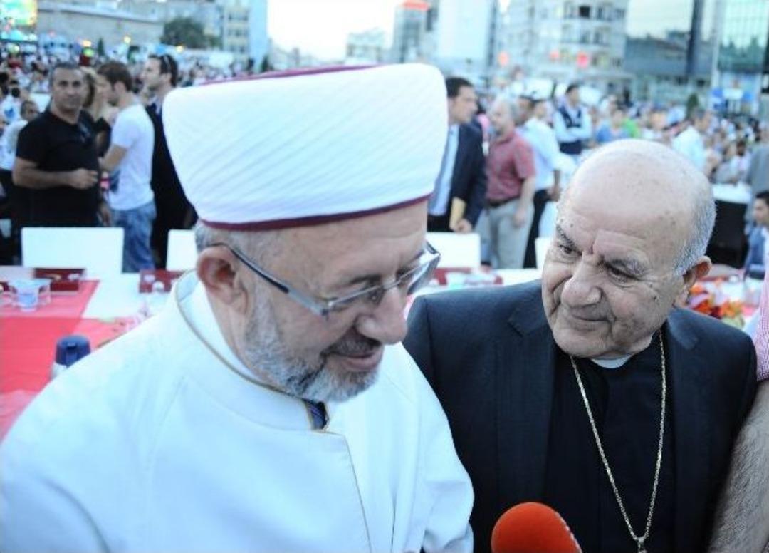 Dini liderler Taksim Meydanı'nda iftarda buluştu