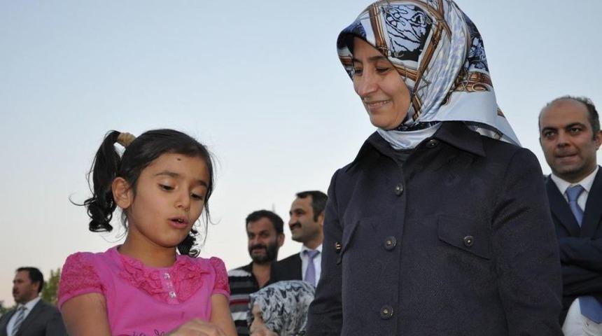 Sare Davutoğlu Yetimler Ve Koruyucu Ailelerle Iftarda Buluştu