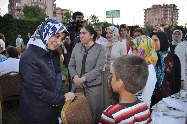 Sare Davutoğlu Yetimler Ve Koruyucu Ailelerle Iftarda Buluştu