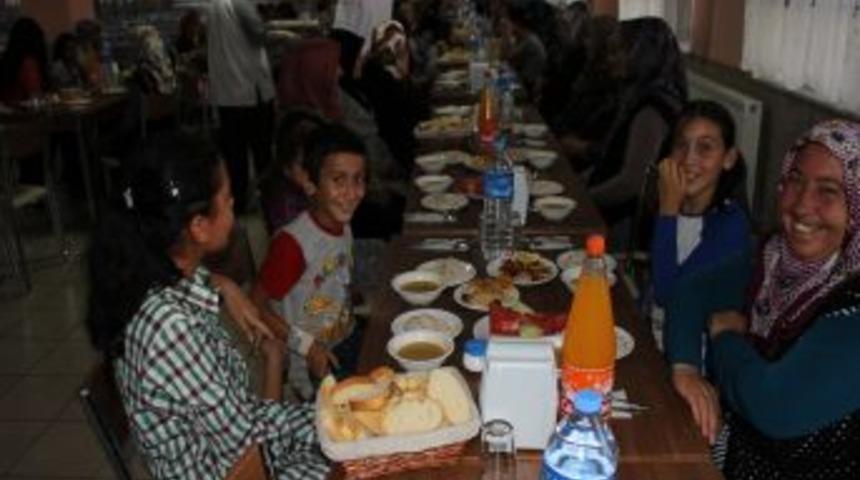 &Ouml;zel Kızılırmak, Komşuları Iftarda Buluşturdu