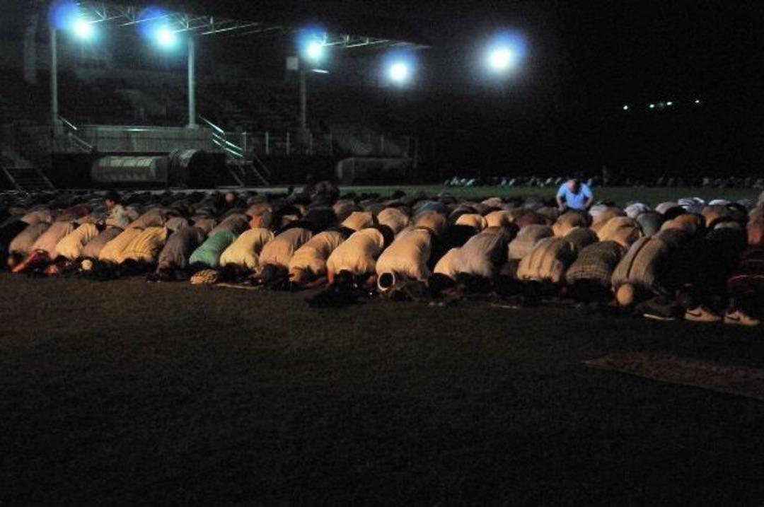 Yalova'da stadyumda 4 bin kişi teravih namazı kıldı