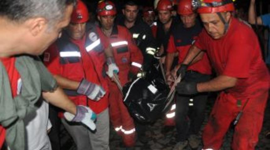 Edirne'de fırtına: ağacın altında kalan ceset &ccedil;ıkarıldı