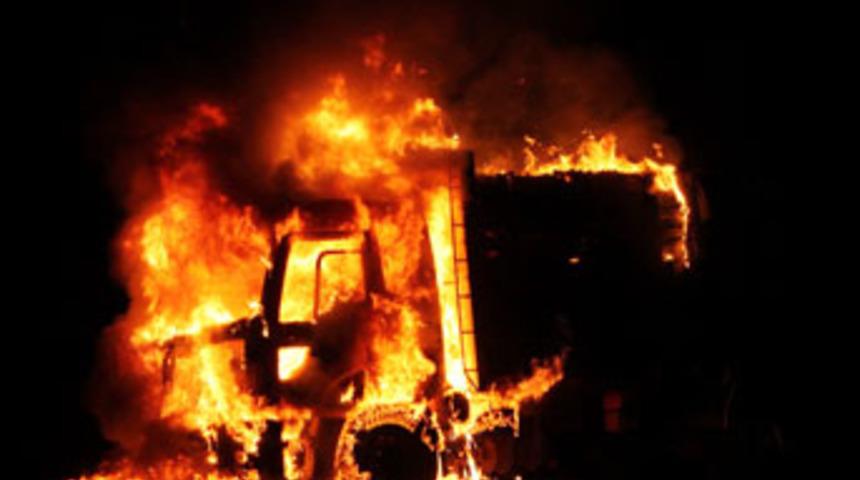 Kamyon alev alev yandı, şof&ouml;r canını zor kurtardı