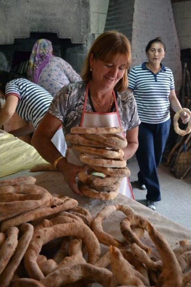 5 Yıl Dayanan Ekmekler İmece Usulü İle Yapılıyor