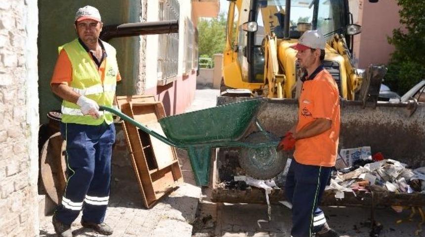 Evin İ&ccedil;inden 2 Kamyon &Ccedil;&ouml;p &Ccedil;ıkarıldı