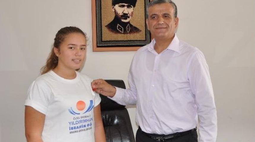 Başarılı &Ouml;ğrencilere &Ouml;zefe&rsquo;den Altın &Ouml;d&uuml;l