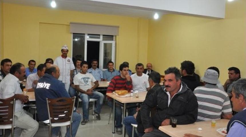 Samur&rsquo;dan Belediye Personeline İftar Yemeği