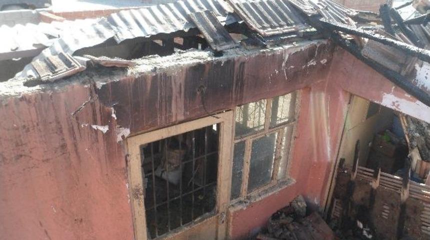 Saruhanlı&rsquo;da Ev Yangını