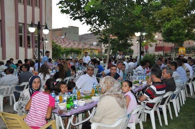 Mardin Valisi Cengiz Derik'te İftar Programına Katıldı