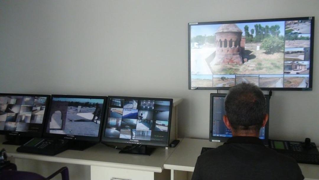 D&uuml;nyanın En B&uuml;y&uuml;k İslam Mezarlığı, Artık Mobese Kameralarıyla Korunacak