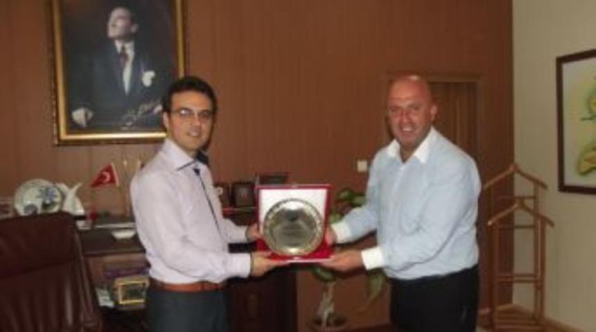 Kaymakam G&uuml;rsoy`a teşekk&uuml;r plaketi