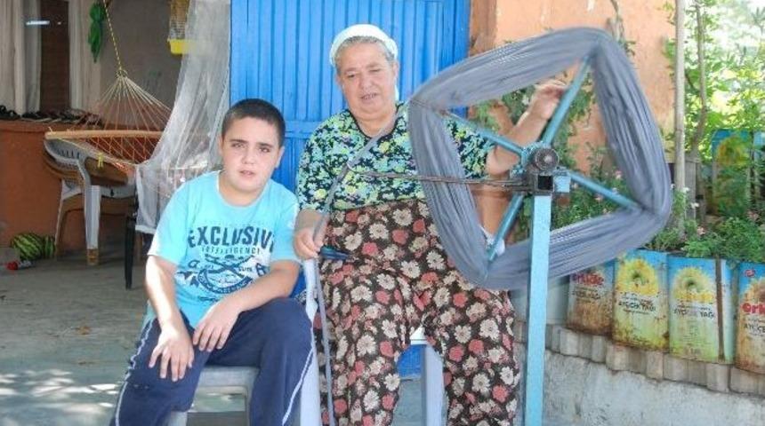 Ekmeğini İplikten &Ccedil;ıkartıyor