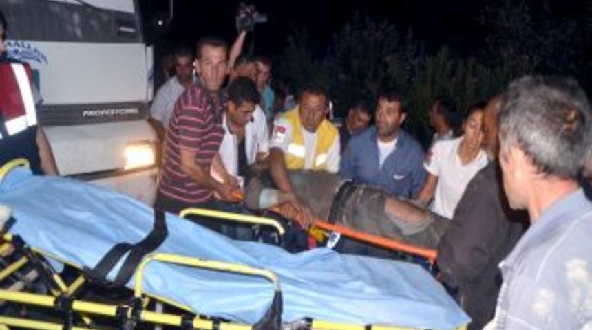 Devrilen bi&ccedil;erd&ouml;verin altında kaldı