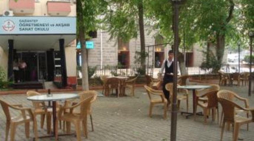 &Ouml;ğretmen evinde rezalet