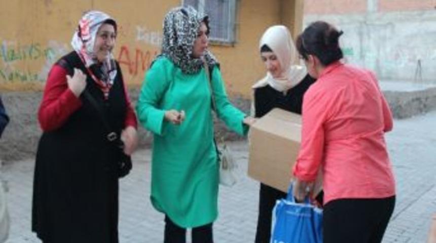 Ak Parti'li İ&ccedil;ten&rsquo;in Eşi, Yoksul Ailelerin Sofralarına Misafir Oldu