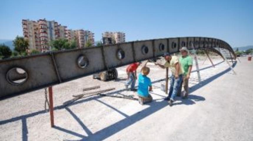 Kumluca Sahilinde Modern Yaya Ge&ccedil;iş K&ouml;pr&uuml;s&uuml; Yapılıyor