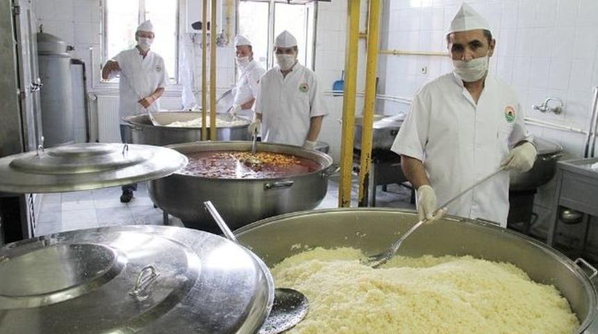 40 Kişilik Ekiple G&uuml;nde 4 &Ccedil;eşit Yemek Yapıyorlar