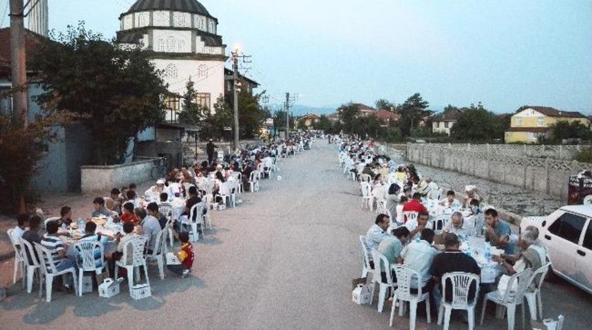 Bin 700 Kişi Bir Arada İftar A&ccedil;tı