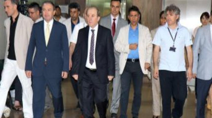 Vali &Ouml;zt&uuml;rk Y&uuml;z Nakli Yapılan Recep Sert'i Ziyaret Etti